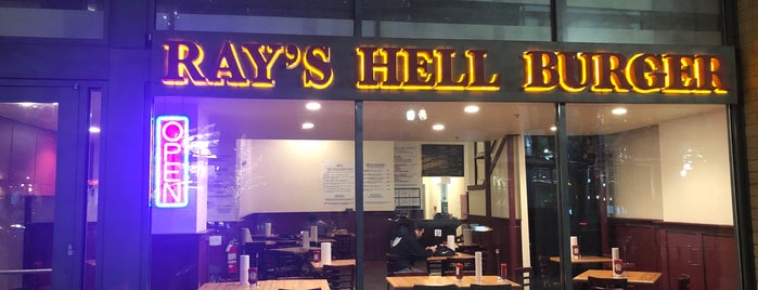 Ray's Hell Burger is one of สถานที่ที่ R ถูกใจ.