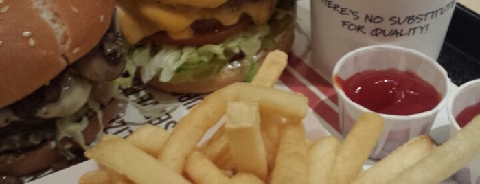 The Habit Burger Grill is one of Tempat yang Disukai Rj.