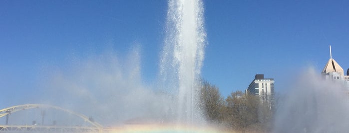 Point State Park Fountain is one of สถานที่ที่ Jason ถูกใจ.