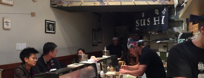 Tanoshi Sushi is one of สถานที่ที่ Jason ถูกใจ.