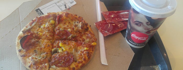 Domino's Pizza is one of Tempat yang Disukai Ayhan.