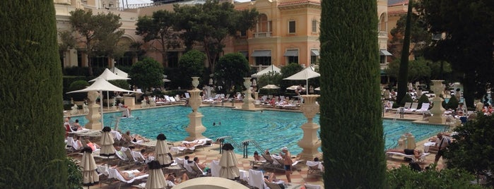 Bellagio Pool Cafe And Deck is one of Orte, die Cristina gefallen.