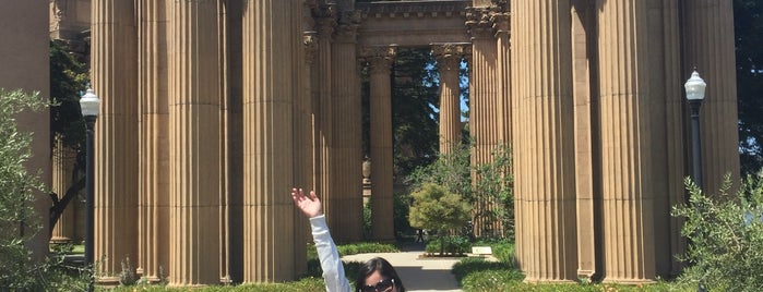 Palace of Fine Arts Theater is one of Lieux qui ont plu à Cristina.