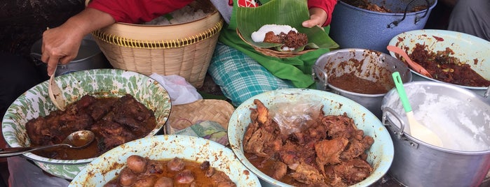 Gudeg Mbok Lindu is one of Kimmie's Saved Places.