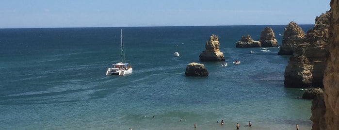 Praia Dona Ana is one of Orte, die Alexandre gefallen.