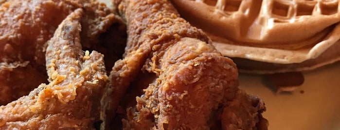 Lo Lo's Chicken and Waffles is one of Locais curtidos por Anthony.