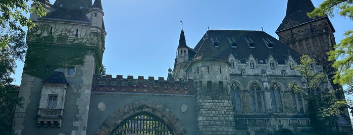 Замок Вайдахуняд is one of Budapest.