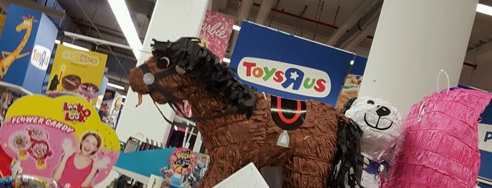 Toys"R"Us is one of Nurdanさんのお気に入りスポット.