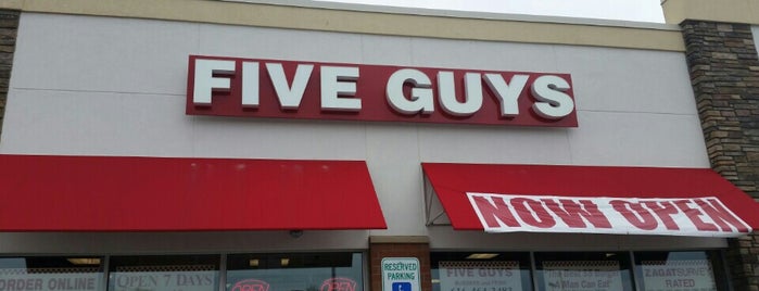 Five Guys is one of สถานที่ที่ M ถูกใจ.
