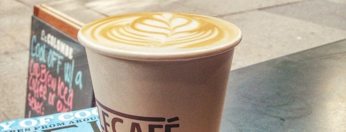 Le Café Coffee is one of Tempat yang Disukai Khalil.