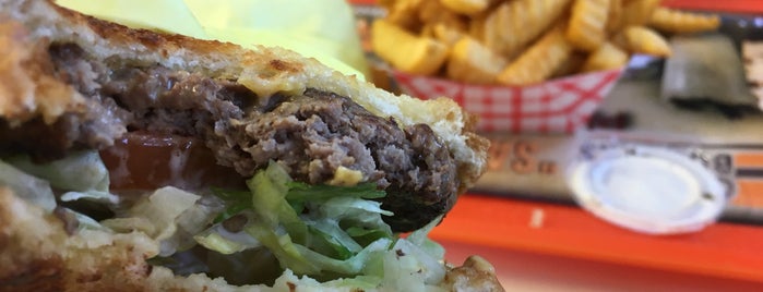 Classic Burgers is one of Isabella : понравившиеся места.