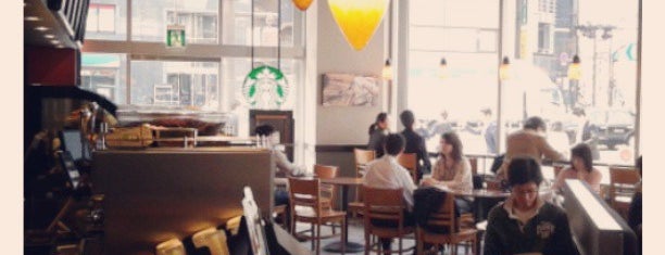 Starbucks is one of Orte, die Vic gefallen.