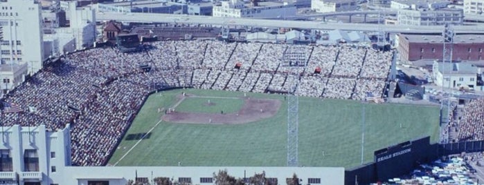 Seals Stadium is one of Zachさんの保存済みスポット.