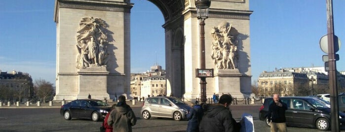 อาร์กเดอทรียงฟ์เดอเลตวล (ประตูชัย) is one of Paris.