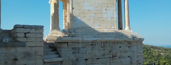 Temple of Athena Nike is one of สถานที่ที่ David ถูกใจ.