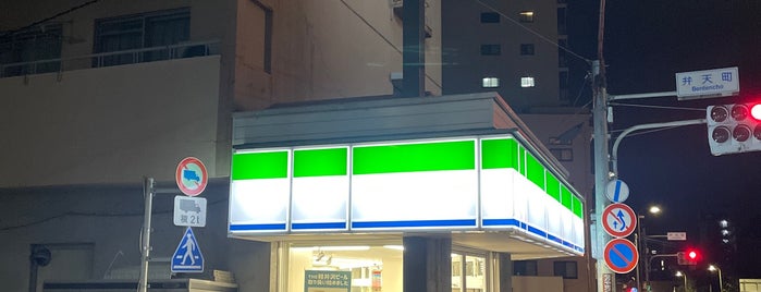 ファミリーマート 新宿弁天町店 is one of 渋谷、新宿コンビニ.