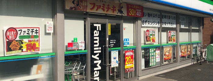 FamilyMart is one of コンビニ.