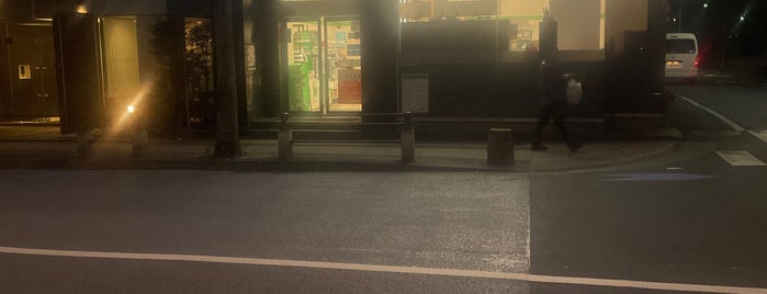 ファミリーマート 芝増上寺前店 is one of ファミリーマート(千代田区、港区).