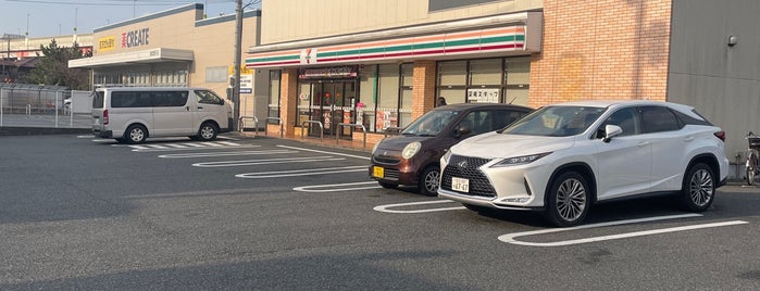 7-Eleven is one of コンビニ.