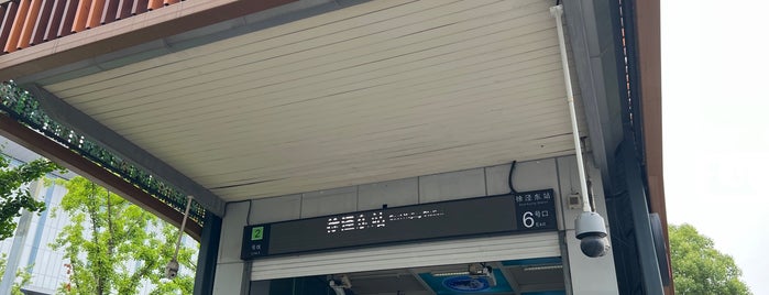 East Xujing Metro Station is one of 上海轨道交通2号线 | Shanghai Metro Line 2.