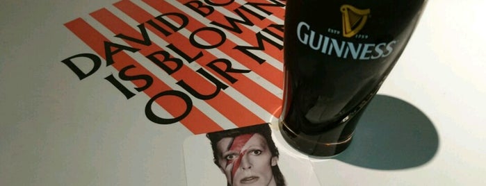 DAVID BOWIE is is one of Lisleさんのお気に入りスポット.