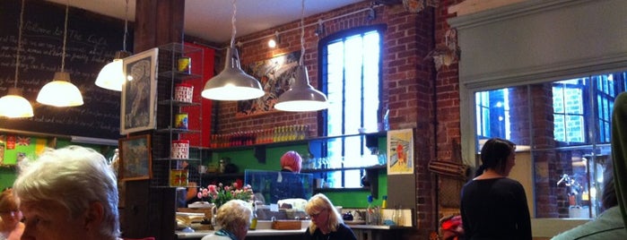 Needlemakers Café is one of Lugares favoritos de Lizzie.