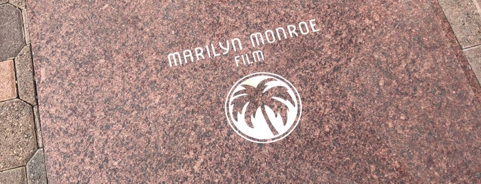 Marilyn Monroe's Star on the Palm Springs Walk of Stars is one of Lugares favoritos de Anne.