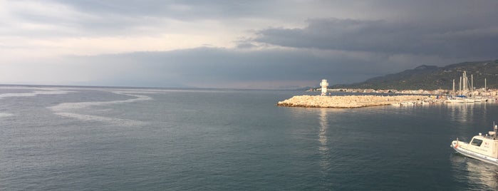 Küçükkuyu Deniz Hudut Kapısı is one of Tempat yang Disukai Theo.