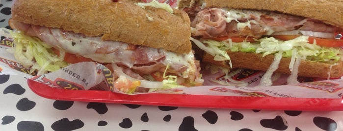 Firehouse Subs is one of Lugares favoritos de Sarah.
