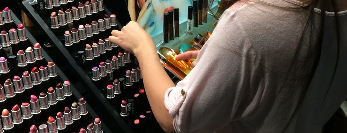 MAC Cosmetics is one of Jorgeさんのお気に入りスポット.