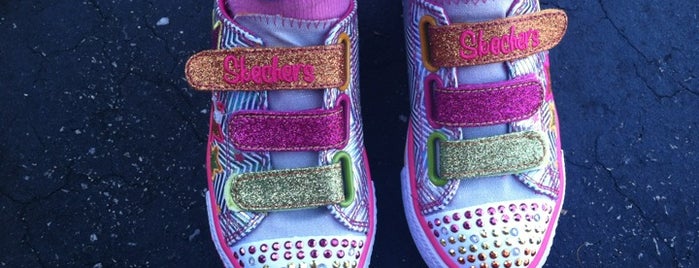 Brooks Shoes For Kids is one of Lieux qui ont plu à Cayla C..