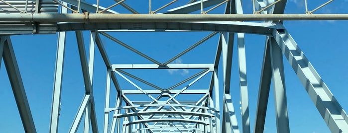 Silver Bridge Memorial Marker is one of Corey : понравившиеся места.