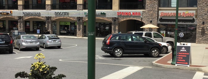 Sandy Springs Plaza is one of Orte, die Chester gefallen.