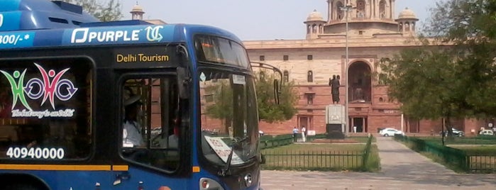 HOHO BUS is one of Must Delhi Visit Places.