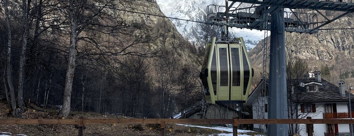 Telecabina Dolonne is one of Courmayeur.