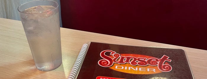 Sunset Diner is one of Tempat yang Disukai Samuel.