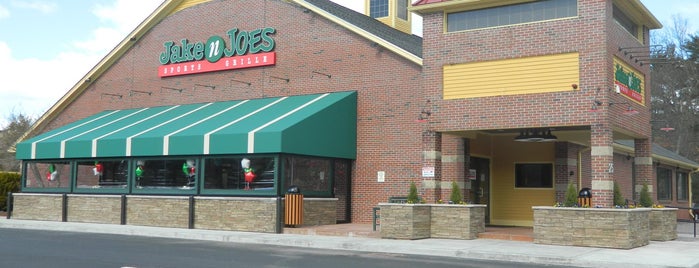 Jake n JOES Sports Grille is one of Lugares favoritos de David.