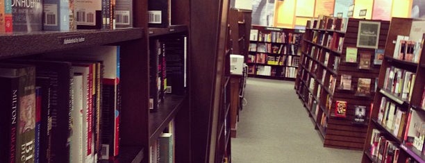 Barnes & Noble is one of สถานที่ที่บันทึกไว้ของ Lucia.