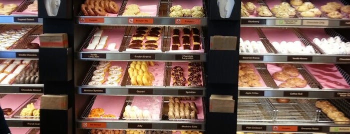 Dunkin' is one of Locais curtidos por Shyloh.