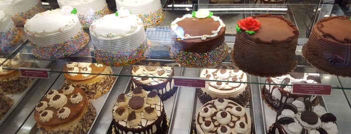 Carlo's Bake Shop is one of Locais curtidos por Estela.