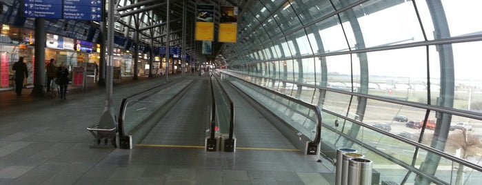 Leipzig/Halle Airport (LEJ) is one of Michael'in Beğendiği Mekanlar.