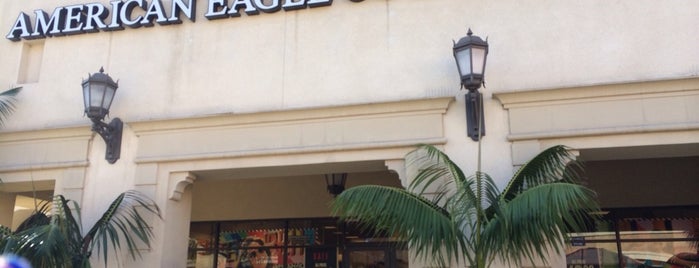 American Eagle Outlet is one of Tempat yang Disukai Enrique.