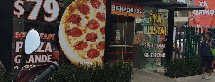 Little Caesars Pizza is one of Lugares favoritos de Carlos.