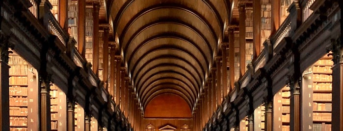 Trinity College Old Library & The Book of Kells Exhibition is one of Yarn'ın Beğendiği Mekanlar.
