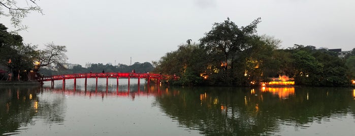 Hồ Hoàn Kiếm (Hoan Kiem Lake) is one of สถานที่ที่ Yarn ถูกใจ.