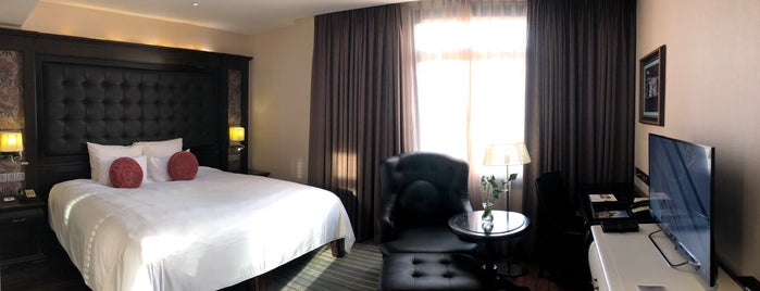 Halong Paradise Suites Hotels is one of สถานที่ที่ Yarn ถูกใจ.