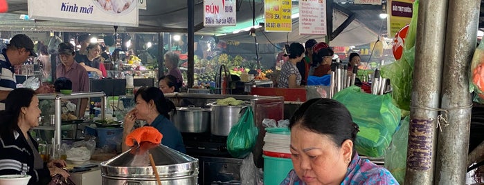Thai Binh Market is one of Phat'ın Kaydettiği Mekanlar.