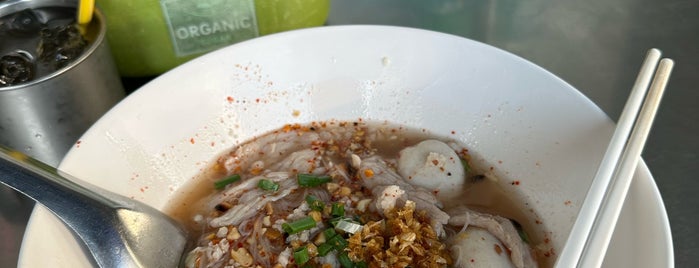 ใสสะอาด ก๋วยเตี๋ยวลูกชิ้นน้ำใส is one of Beef Noodle in Bangkok.