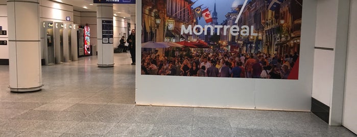 Montréal–Pierre Elliott Trudeau International Airport (YUL) is one of Locais curtidos por Maru.