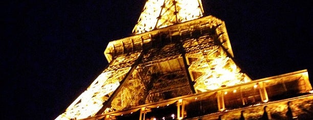 Torre Eiffel is one of paris.